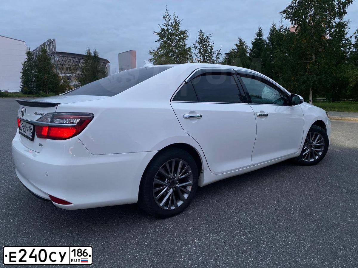 Фото автомобиля TOYOTA CAMRY, 2014 — госномер А962КК172. Цвет: Белый