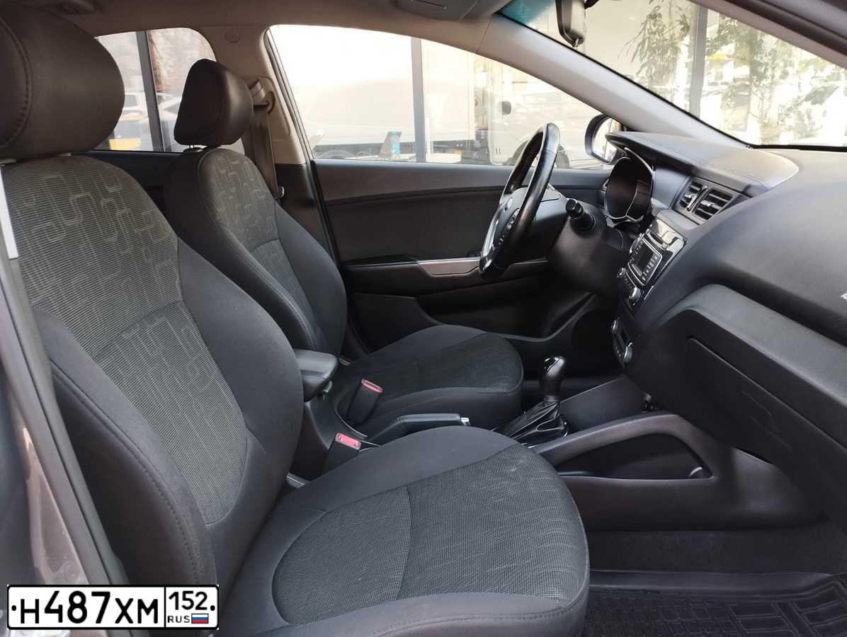 Фото автомобиля KIA RIO, 2015 — госномер Н529РР799. Цвет: ТЕМНО-СЕРЫЙ