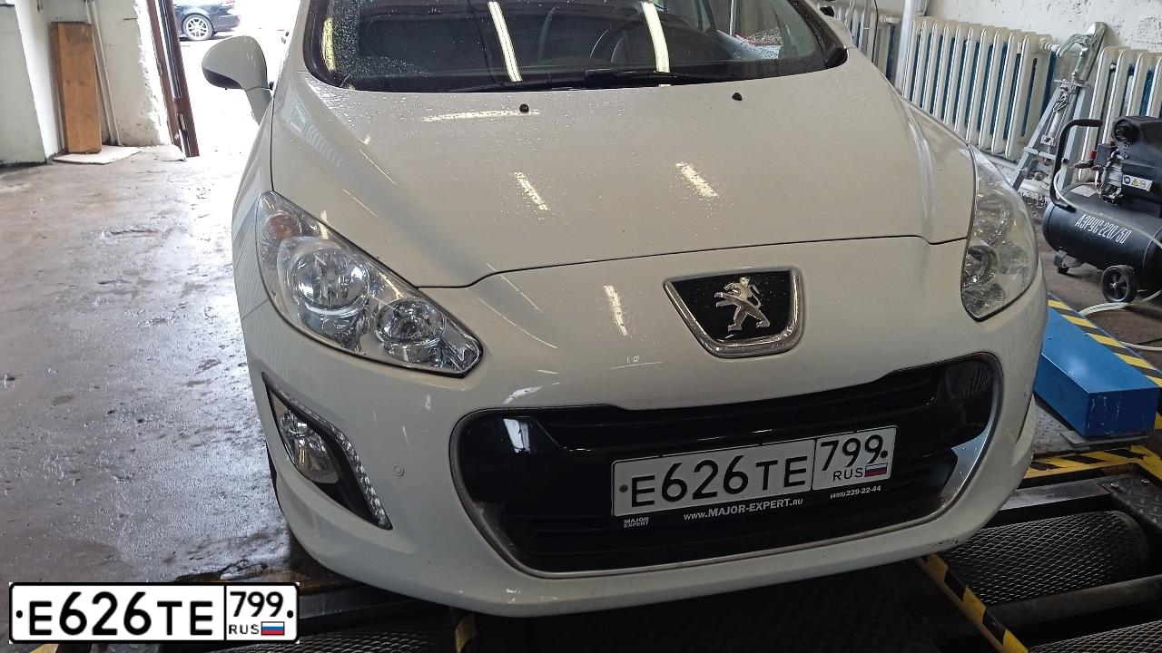Фото автомобиля PEUGEOT 308, 2011 — госномер Е626ТЕ799. Цвет: БЕЛЫЙ