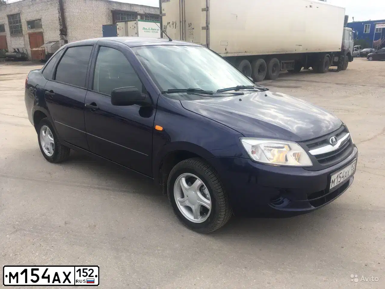 Фото автомобиля LADA 2190 GRANTA, 2013 — госномер М154АХ152. Цвет: СИНИЙ