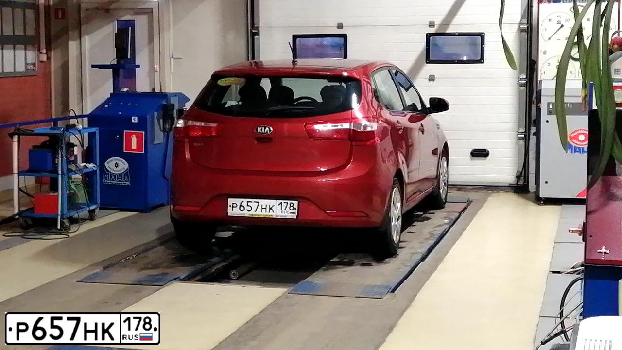 Фото автомобиля KIA RIO, 2014 — госномер Р657НК178. Цвет: Красный