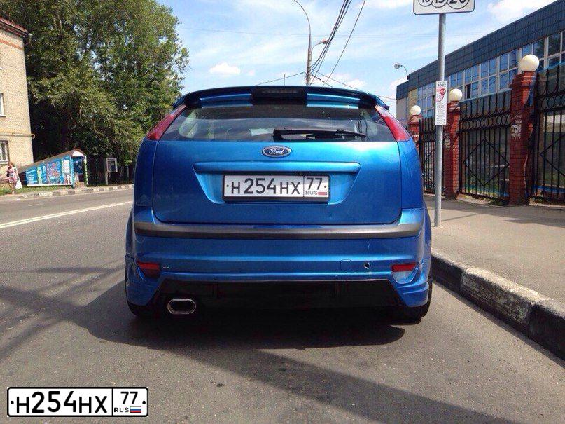 Фото автомобиля FORD FOCUS, 2007 — госномер Е020ЕВ790. Цвет: голубой