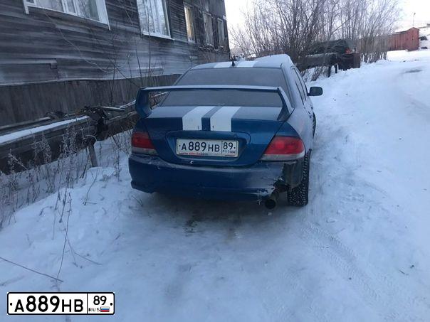 Фото автомобиля MITSUBISHI LANCER, 2005 — госномер А889НВ89. Цвет: Темно-синий