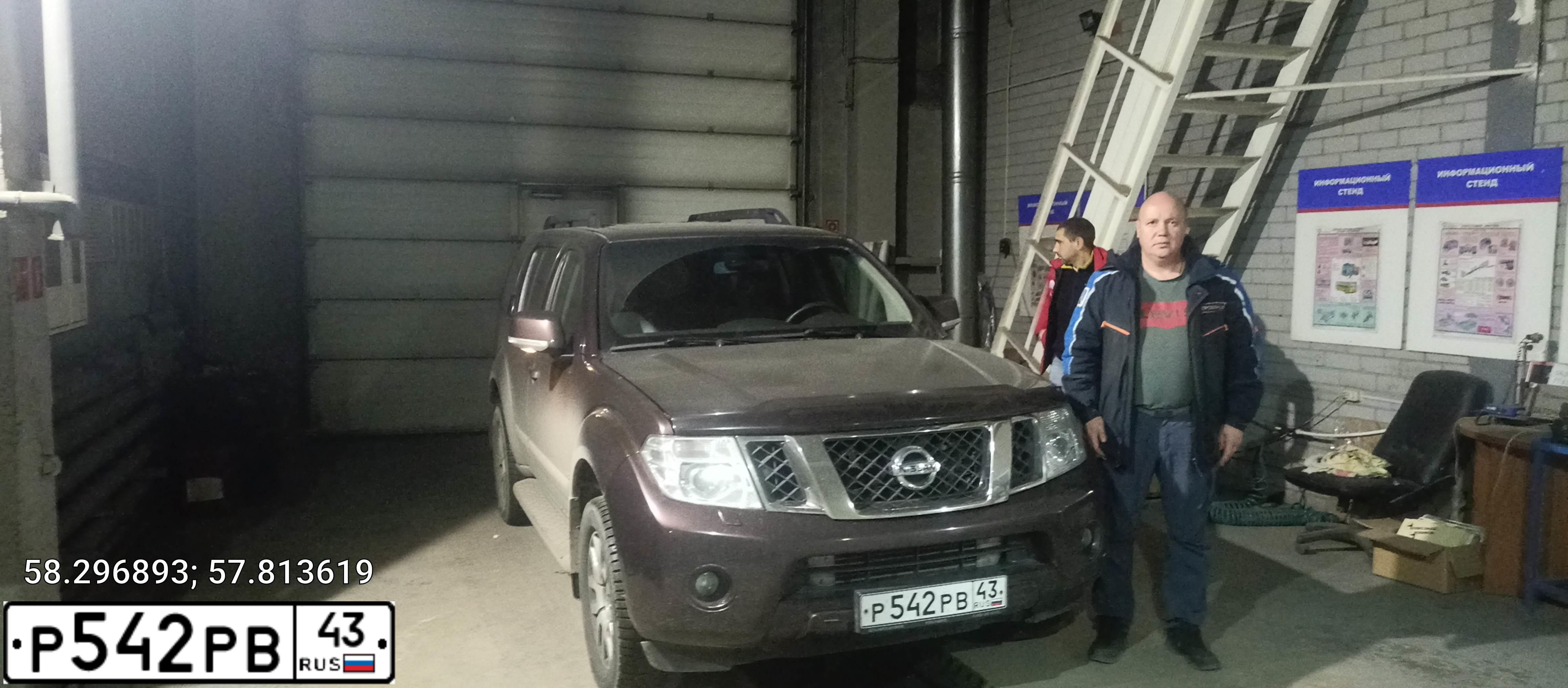 Фото автомобиля NISSAN PATHFINDER, 2012 — госномер Р542РВ43. Цвет: Коричневый