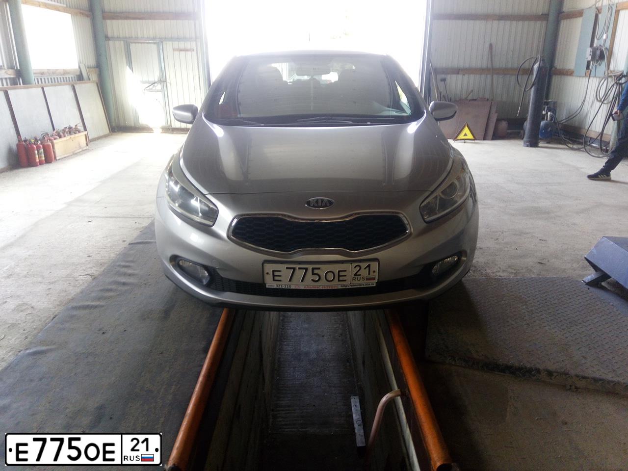 Фото автомобиля KIA CEE'D, 2015 — госномер Е775ОЕ21. Цвет: ПЕРЛАМУТРОВО-СЕРЕБРИСТЫЙ