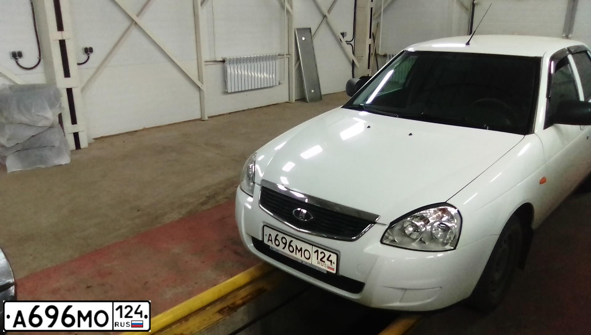 Фото автомобиля LADA 2170 PRIORA, 2014 — госномер А696МО124. Цвет: БЕЛЫЙ
