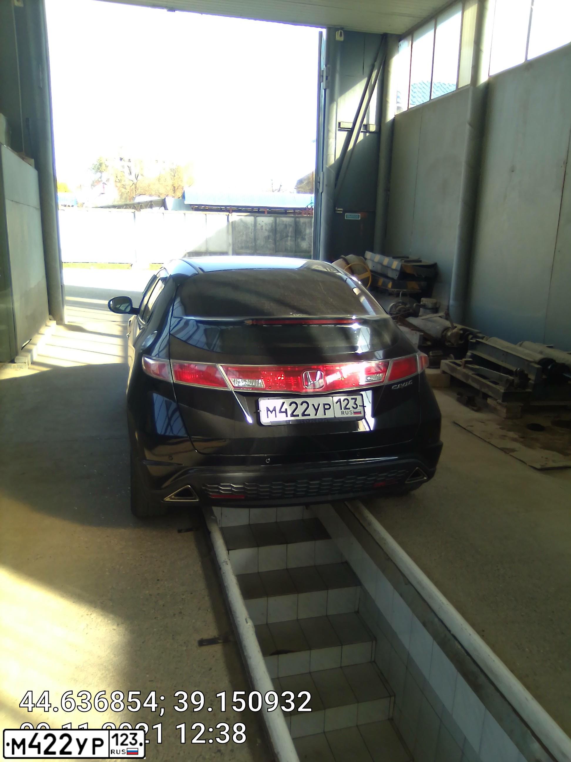Фото автомобиля HONDA CIVIC, 2008 — госномер М422УР123. Цвет: ЧЕРНЫЙ