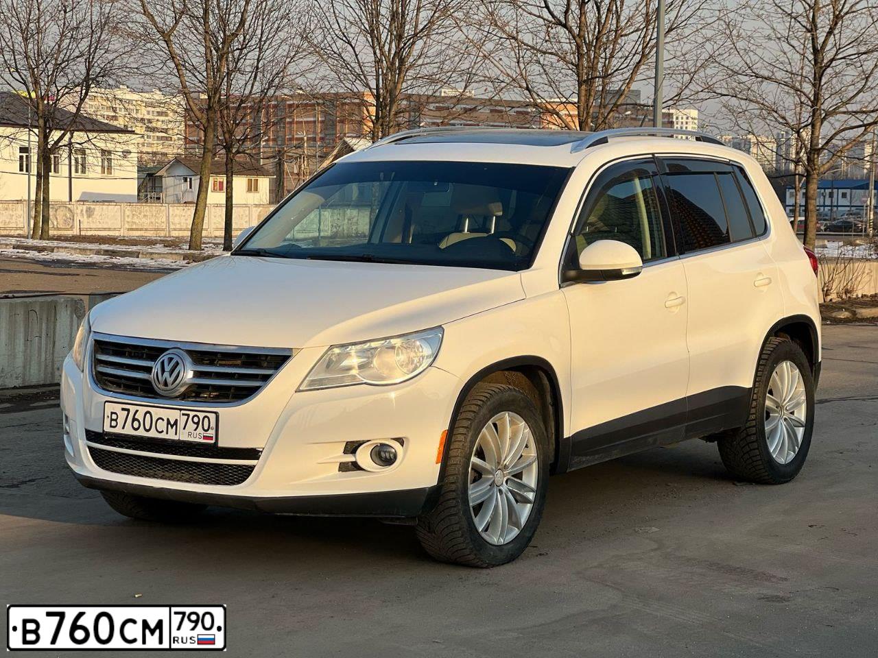 Фото автомобиля VOLKSWAGEN TIGUAN, 2011 — госномер В760СМ790. Цвет: Белый
