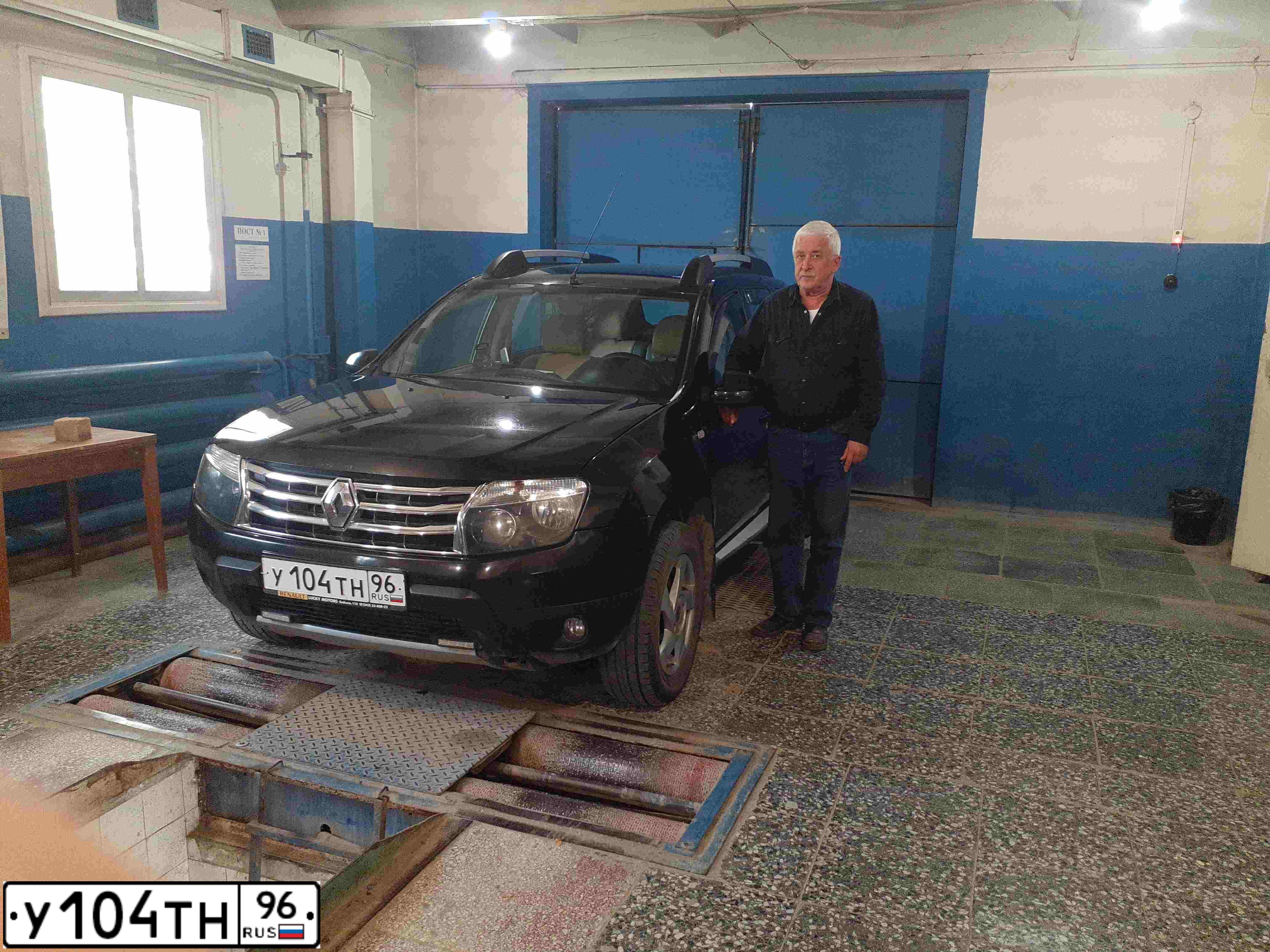 Фото автомобиля RENAULT DUSTER, 2012 — госномер У104ТН96. Цвет: ЧЕРНЫЙ