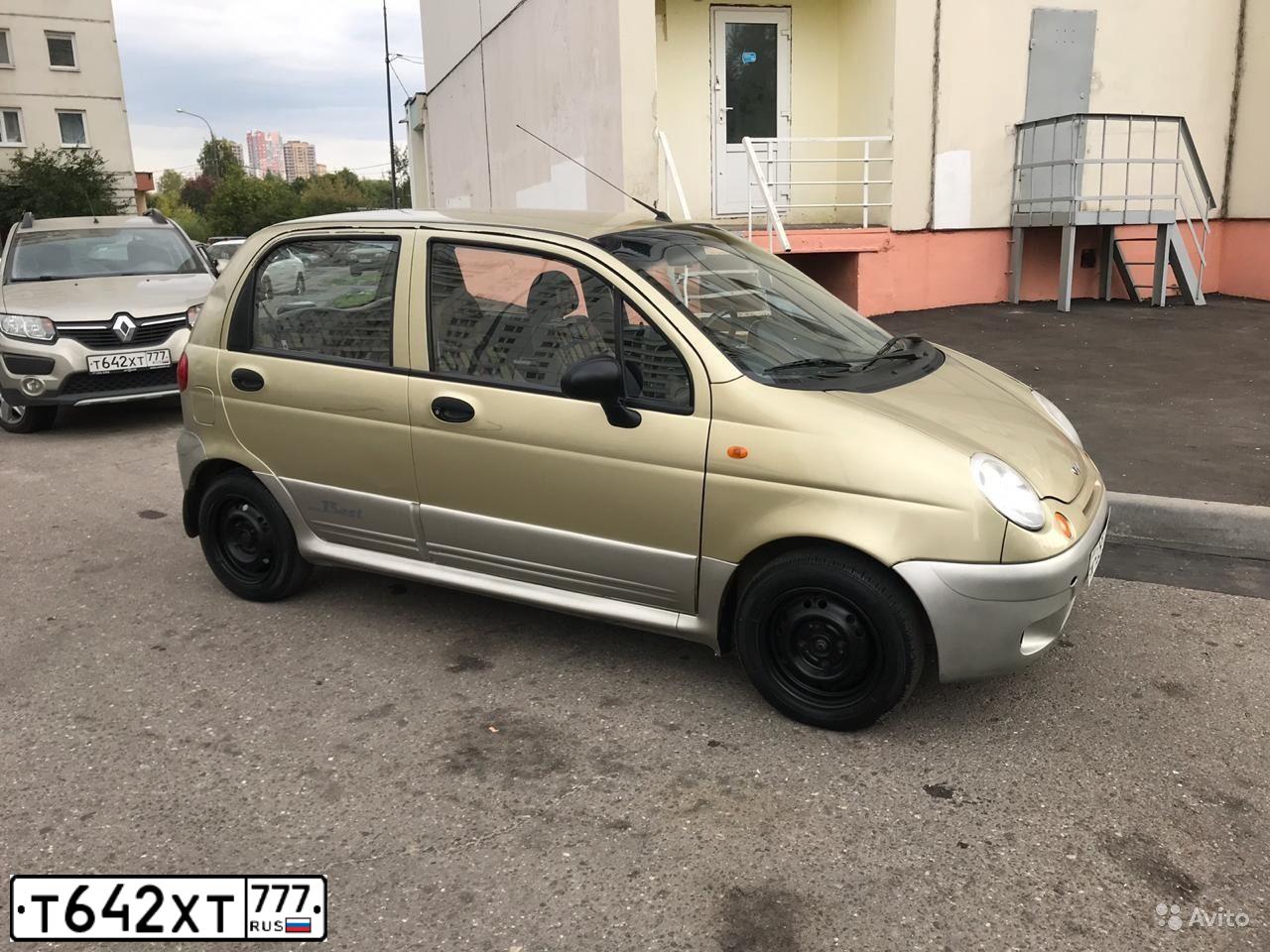 Фото автомобиля RENAULT SANDERO, 2017 — госномер Т642ХТ777. Цвет: БЕЖЕВЫЙ