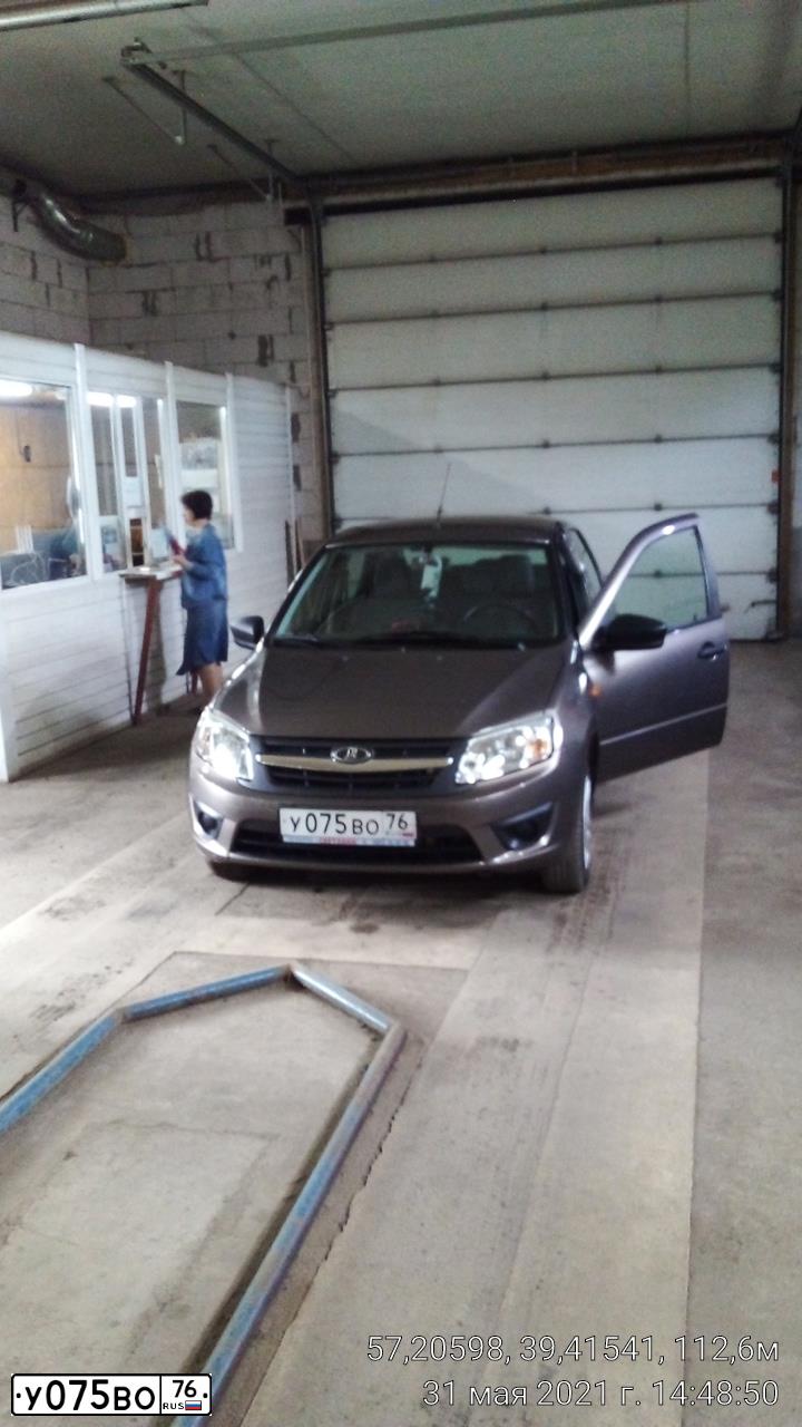 Фото автомобиля LADA 2190 GRANTA, 2016 — госномер У075ВО76. Цвет: Золотисто-коричневый