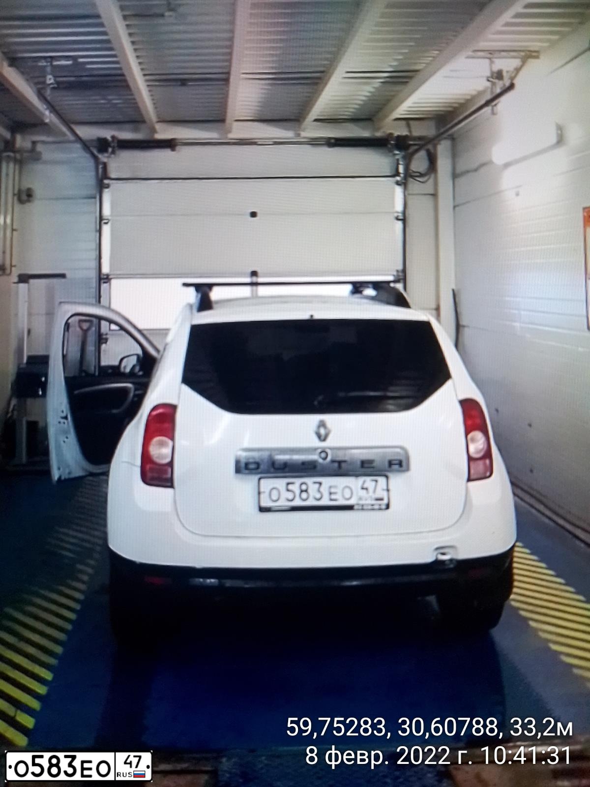 Фото автомобиля RENAULT DUSTER, 2015 — госномер О583ЕО47. Цвет: Белый