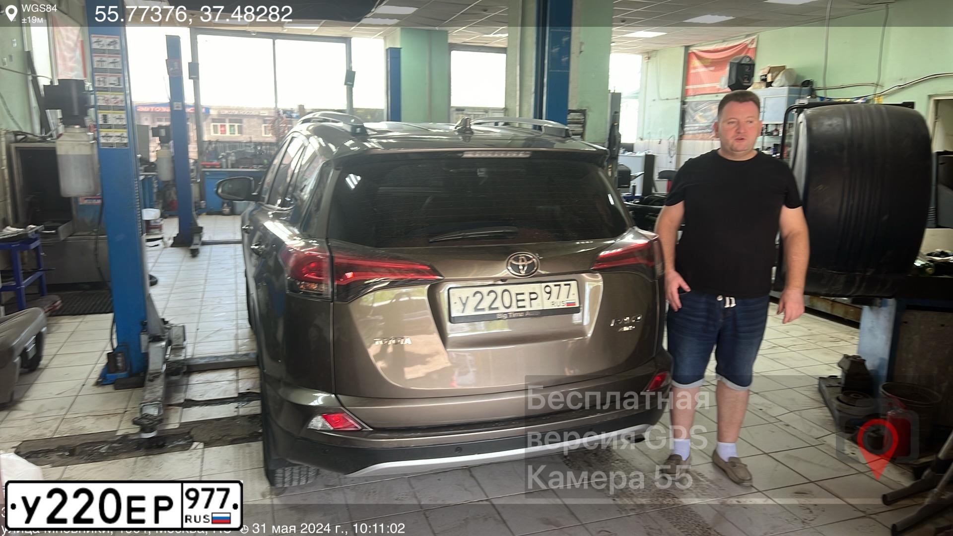 Фото автомобиля TOYOTA RAV4, 2018 — госномер У220ЕР977. Цвет: Светло-коричневый металлик