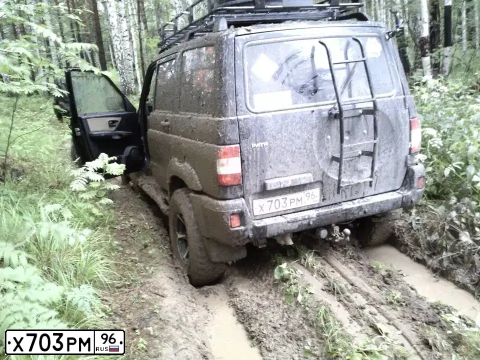 Фото автомобиля UAZ 3163 PATRIOT, 2013 — госномер С981МЕ196. Цвет: ЧЕРНЫЙ
