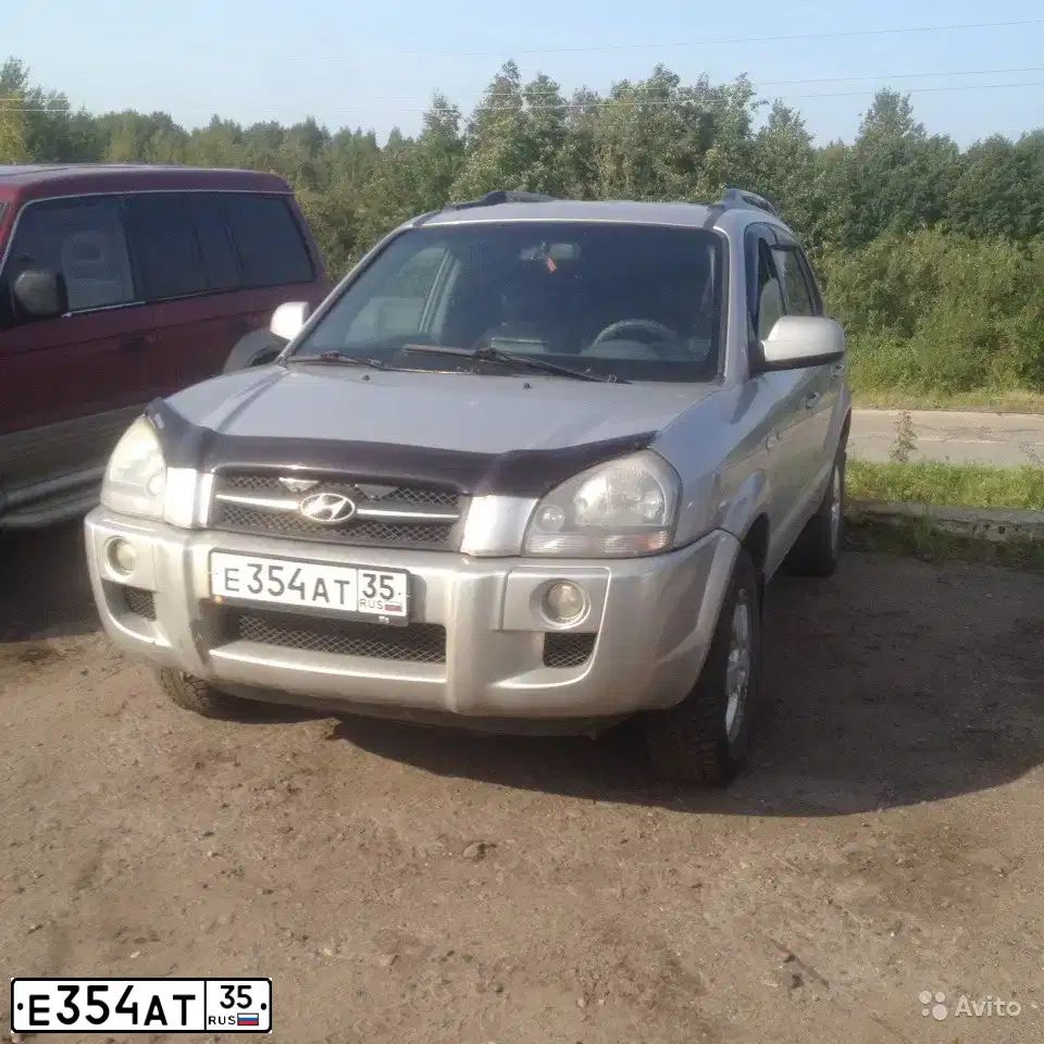 Фото автомобиля HYUNDAI TUCSON, 2004 — госномер Е354АТ35. Цвет: серебристый