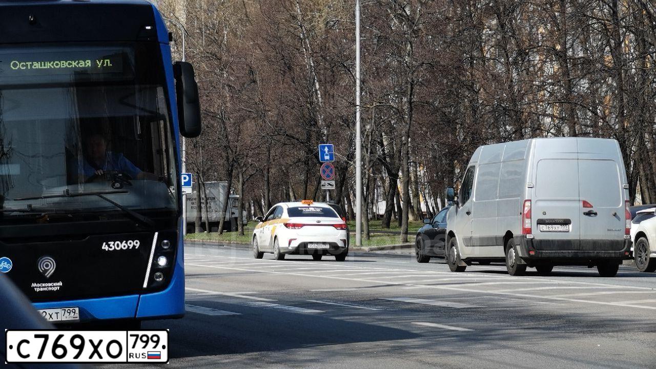Фото автомобиля AUDI Q8, 2021 — госномер У161КМ31. Цвет: СЕРЫЙ