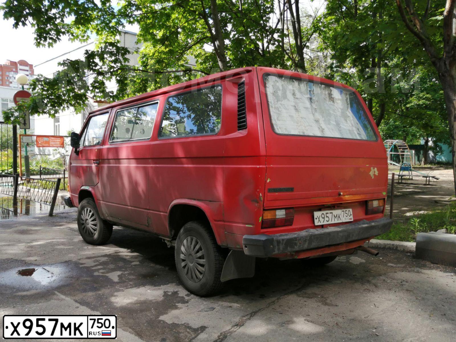 Фото автомобиля VOLKSWAGEN TRANSPORTER, 1983 — госномер А633АЕ977. Цвет: КРАСНЫЙ