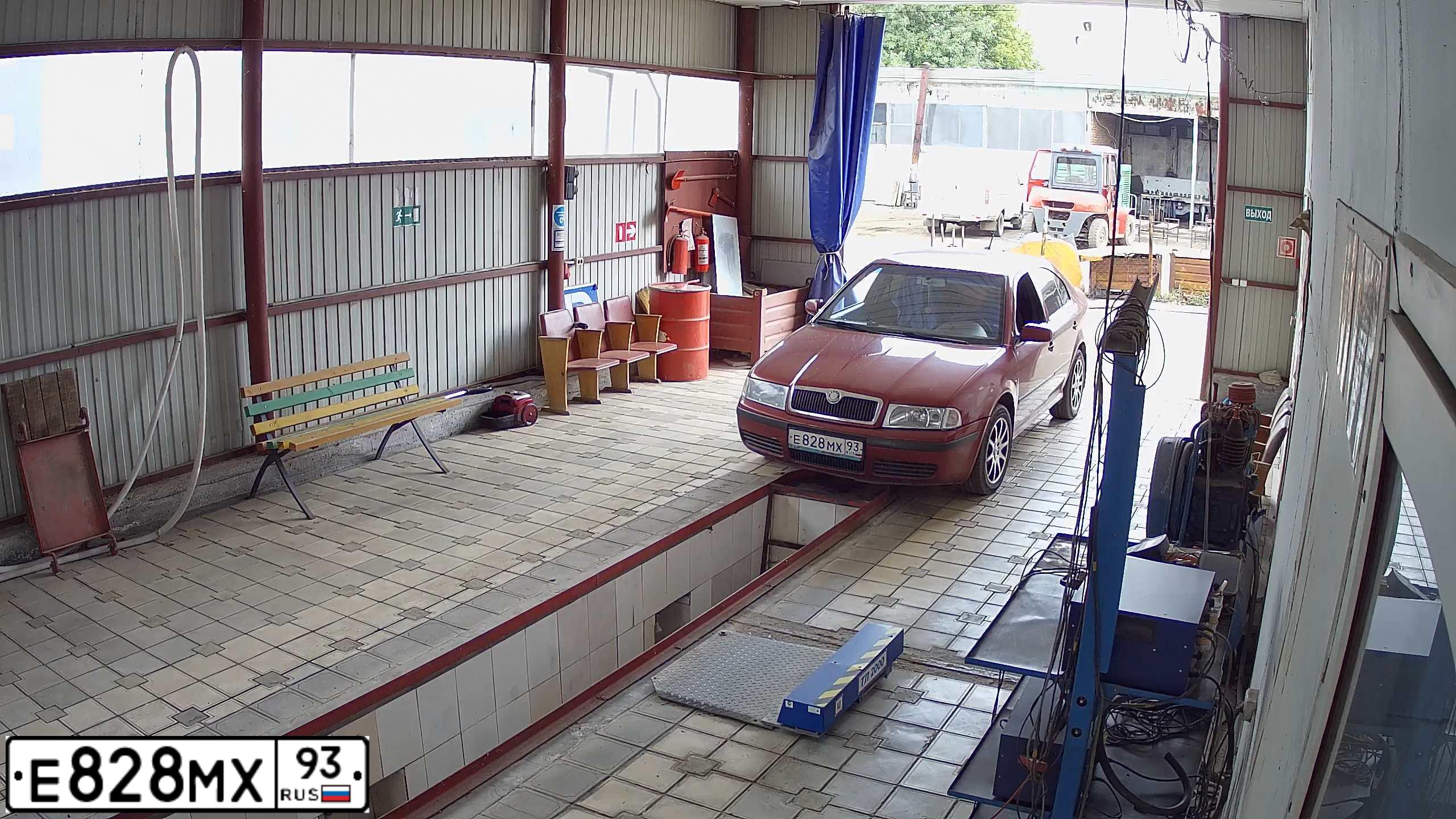 Фото автомобиля SKODA OCTAVIA, 2008 — госномер В332ВЕ323. Цвет: ВИШНЕВЫЙ