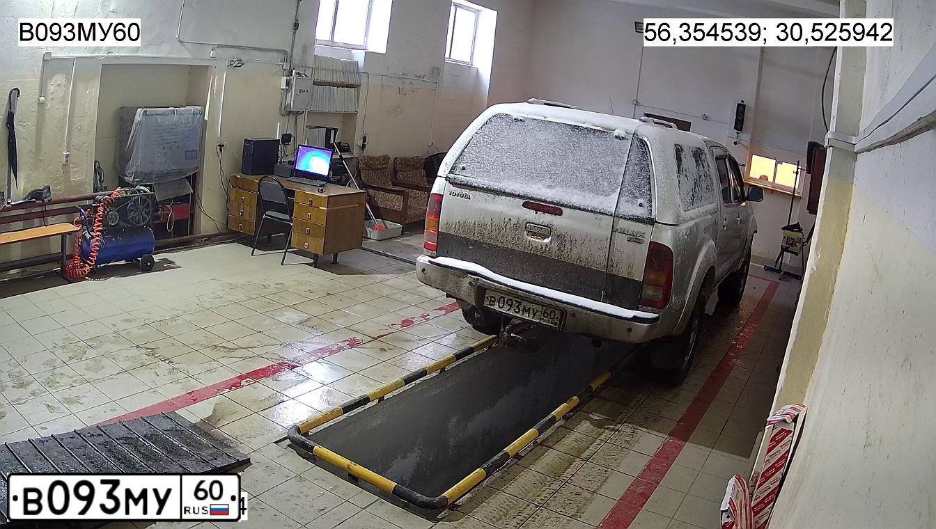 Фото автомобиля TOYOTA HILUX, 2008 — госномер В093МУ60. Цвет: серебристый