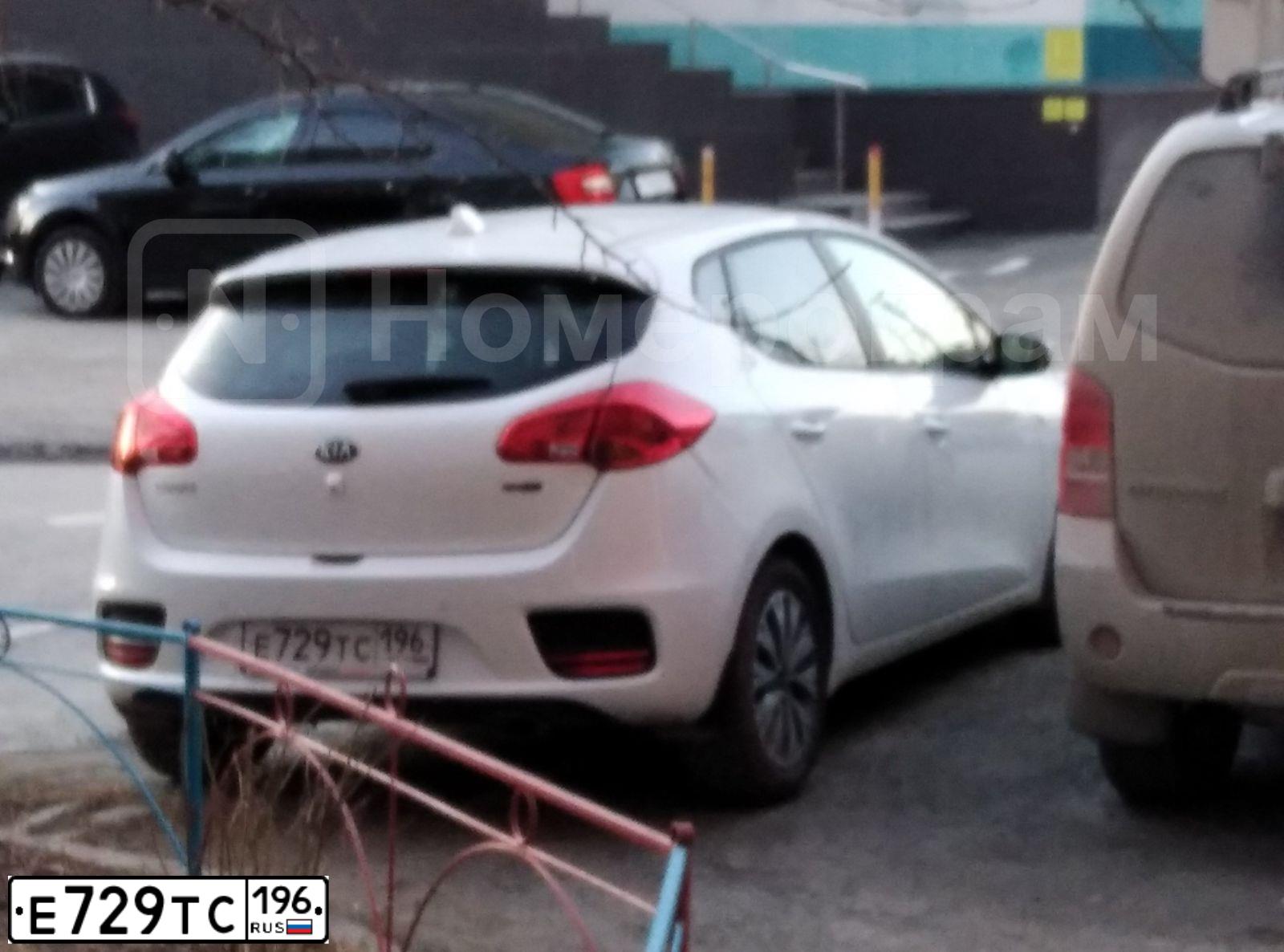 Фото автомобиля KIA CEE'D, 2017 — госномер Е729ТС196. Цвет: Белый