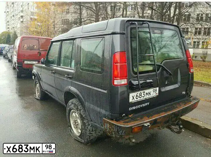 Фото автомобиля LANDROVER DISCOVERY, 1998 — госномер Х683МК98. Цвет: Темно-зеленый