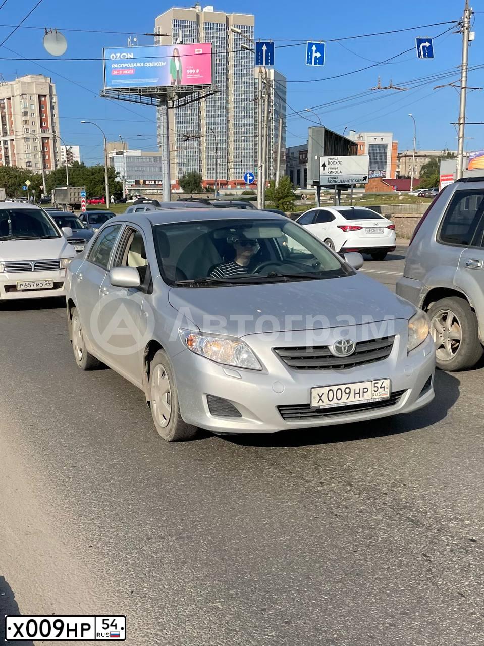 Фото автомобиля TOYOTA COROLLA, 2007 — госномер Х009НР54. Цвет: Серебристый