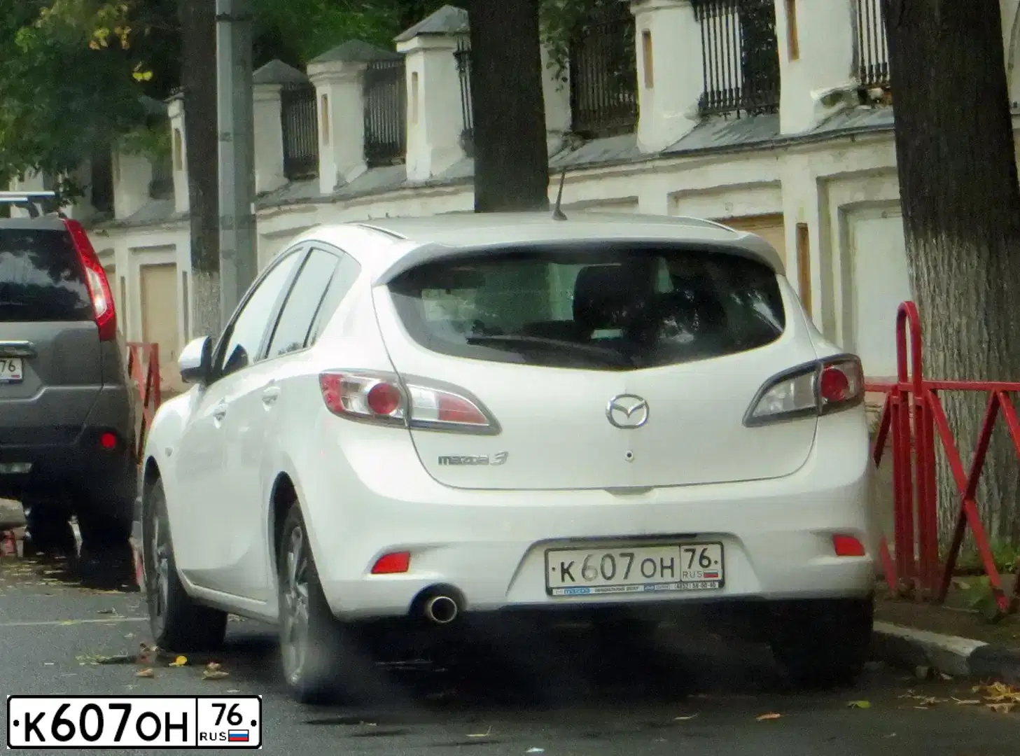 Фото автомобиля MAZDA 3, 2012 — госномер К607ОН76. Цвет: БЕЛЫЙ