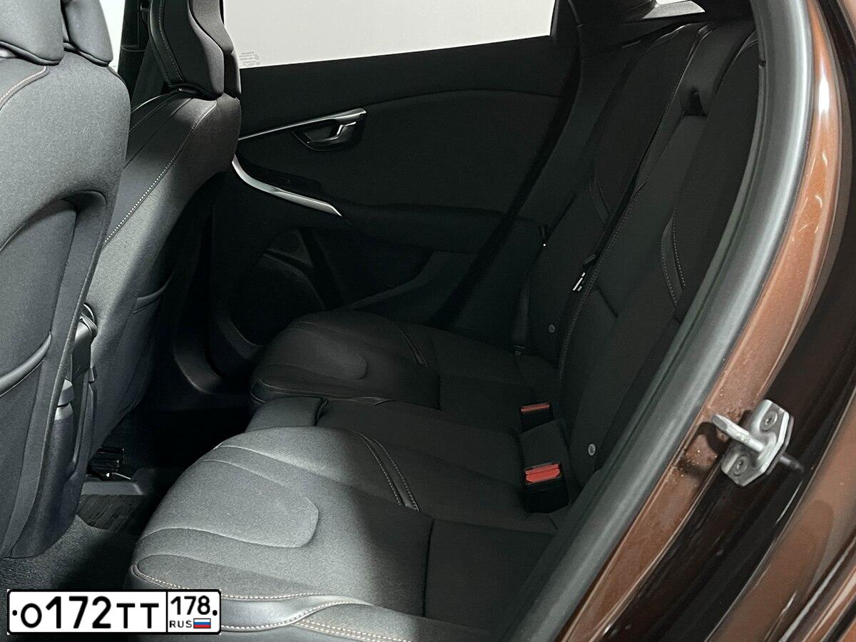 Фото автомобиля VOLVO V40, 2018 — госномер О172ТТ178. Цвет: БАГРОВЫЙ