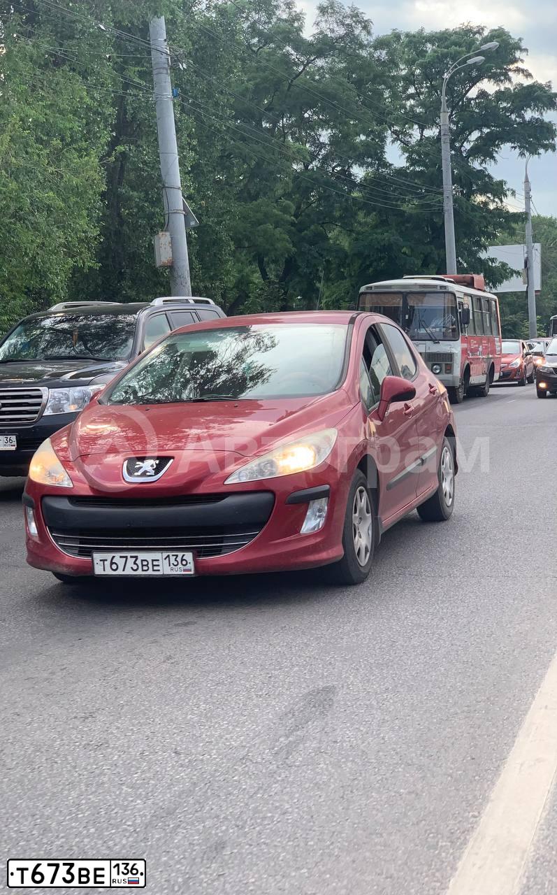 Фото автомобиля PEUGEOT 308, 2009 — госномер У757УА36. Цвет: КРАСНЫЙ