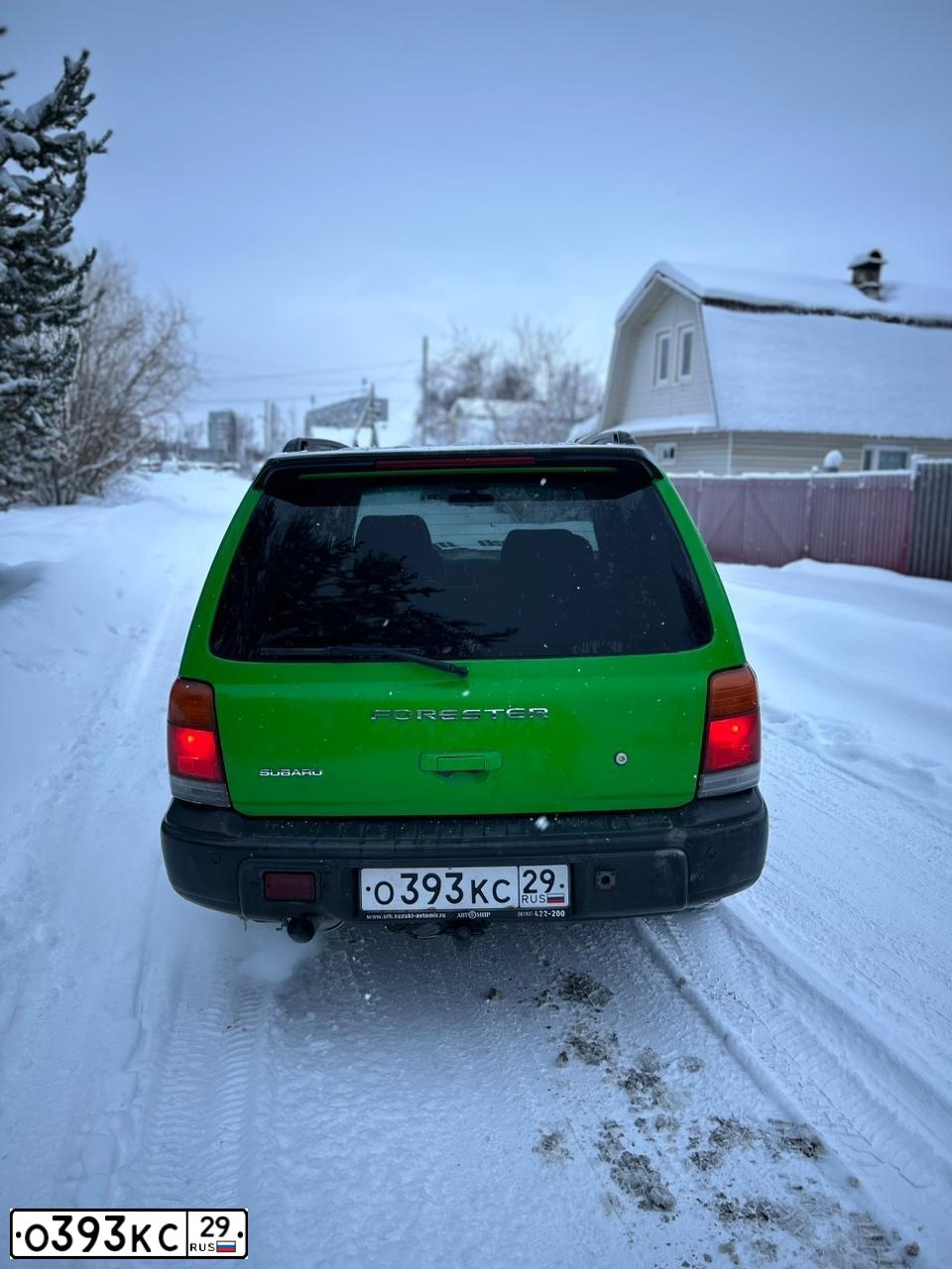 Фото автомобиля SUBARU FORESTER, 1999 — госномер Н400ХР29. Цвет: ЯРКО ЗЕЛЕНЫЙ