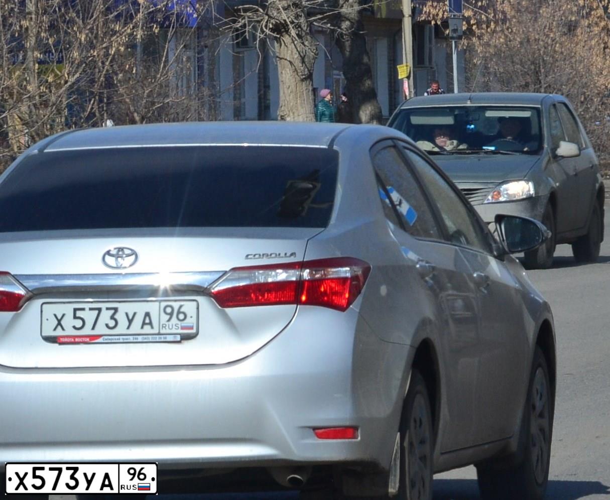 Фото автомобиля TOYOTA COROLLA, 2013 — госномер Е031МА186. Цвет: Серебристый