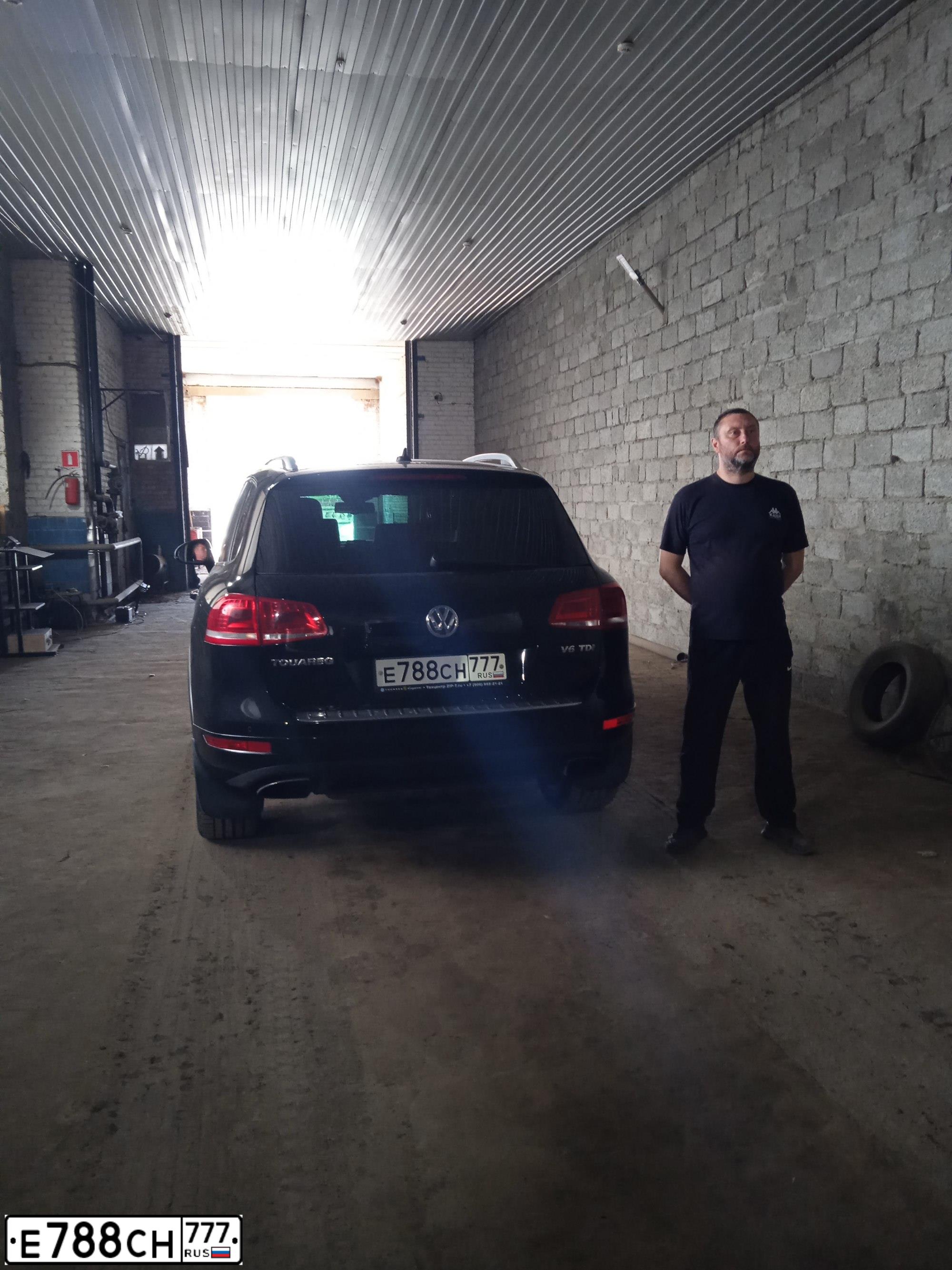 Фото автомобиля VOLKSWAGEN TOUAREG, 2013 — госномер В695УЕ790. Цвет: ЧЕРНЫЙ