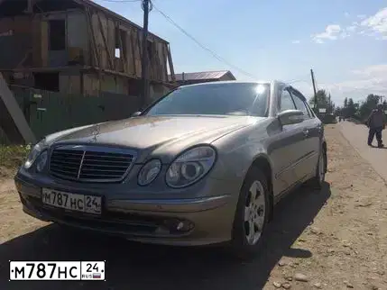 Фото автомобиля MERCEDES E-KLASSE, 2006 — госномер У141СТ05. Цвет: СЕРЕБРИСТЫЙ