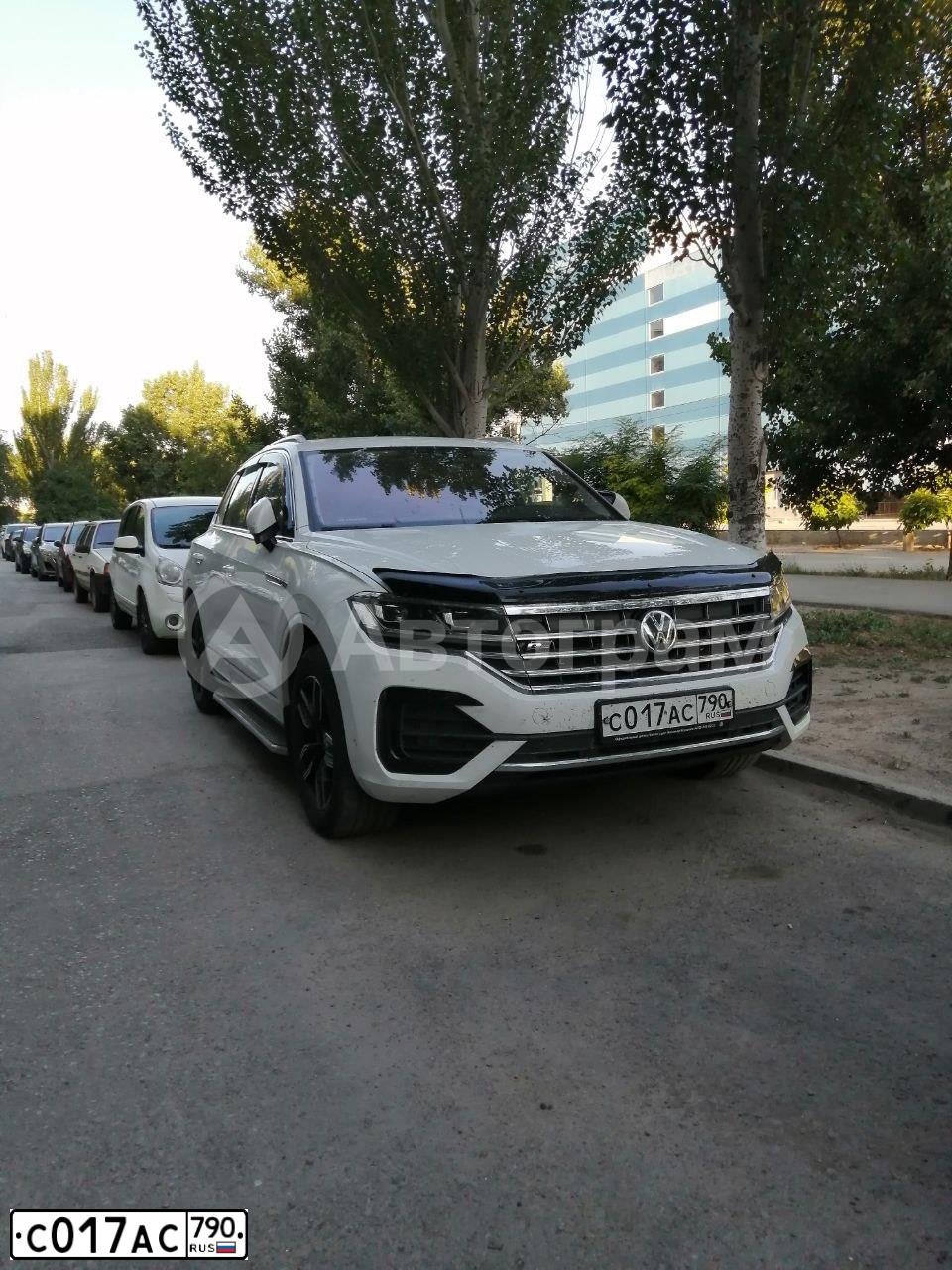 Фото автомобиля VOLKSWAGEN TOUAREG, 2018 — госномер С017АС790. Цвет: Белый