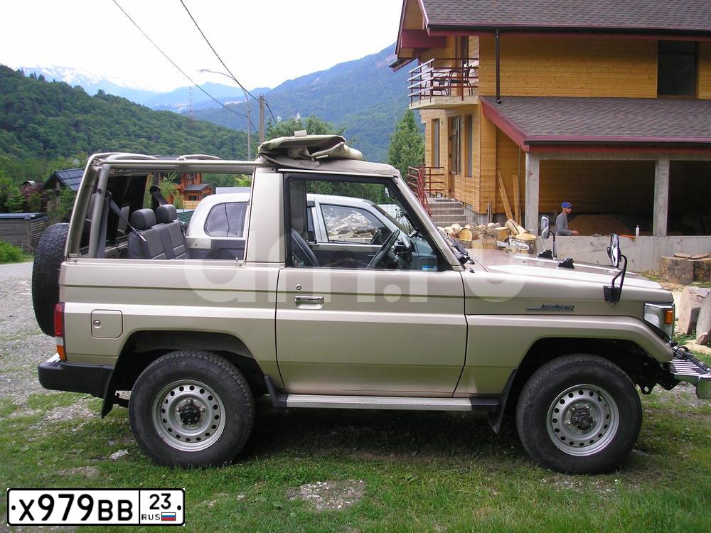 Фото автомобиля TOYOTA LANDCRUISER, 2005 — госномер Х979ВВ23. Цвет: ЧЕРНЫЙ