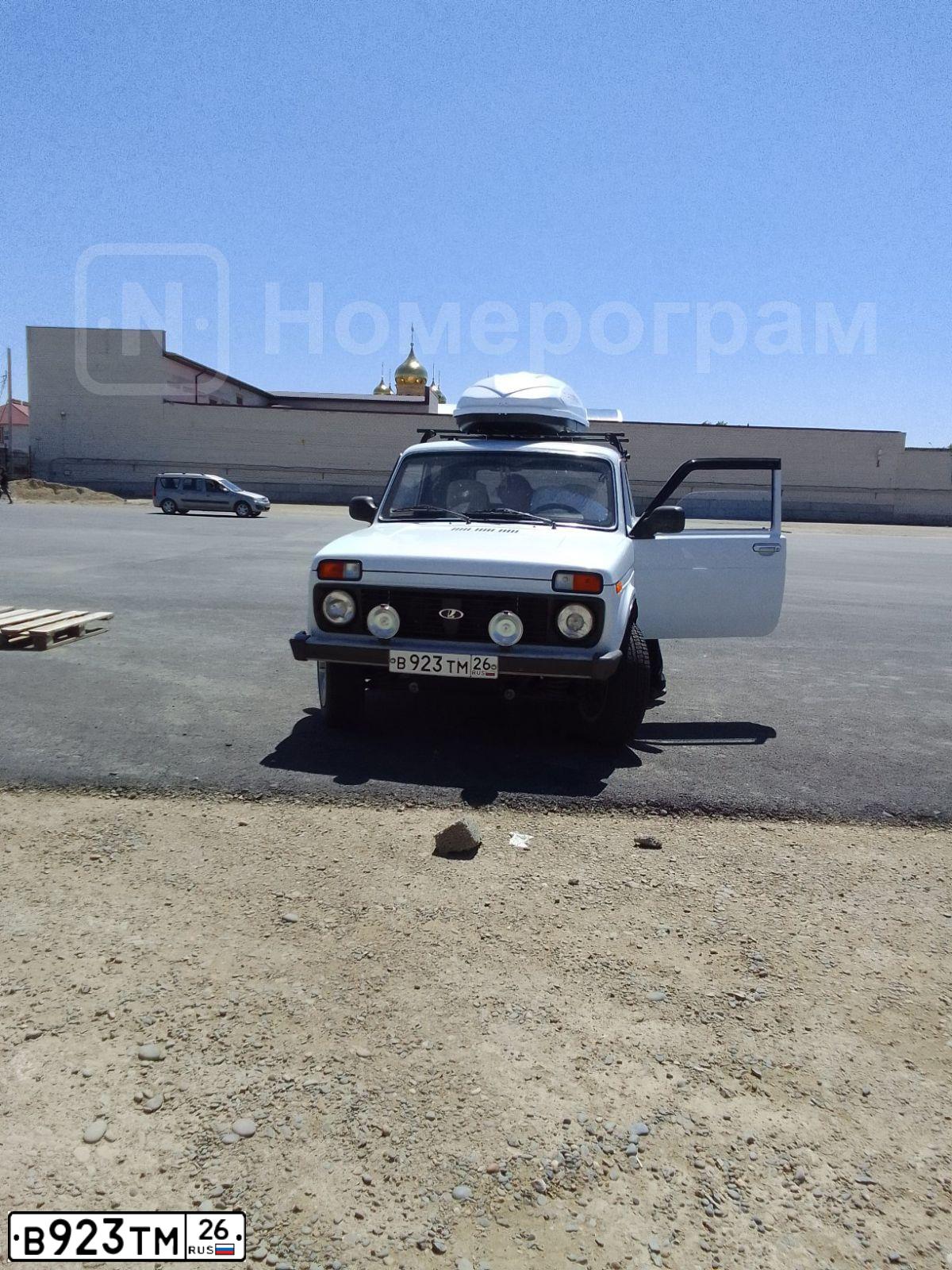 Фото автомобиля LADA 2121 NIVA, 2011 — госномер В537НУ174. Цвет: СЕРЫЙ