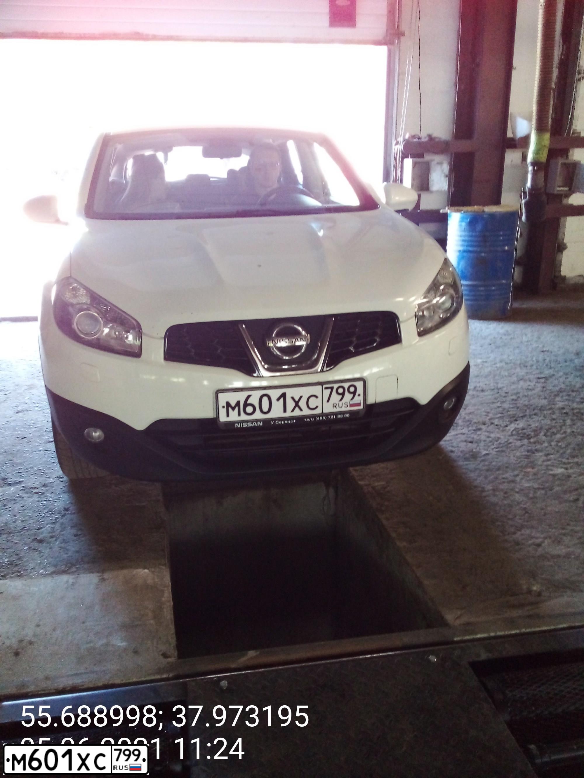 Фото автомобиля NISSAN QASHQAI, 2010 — госномер Т613ВН790. Цвет: Белый