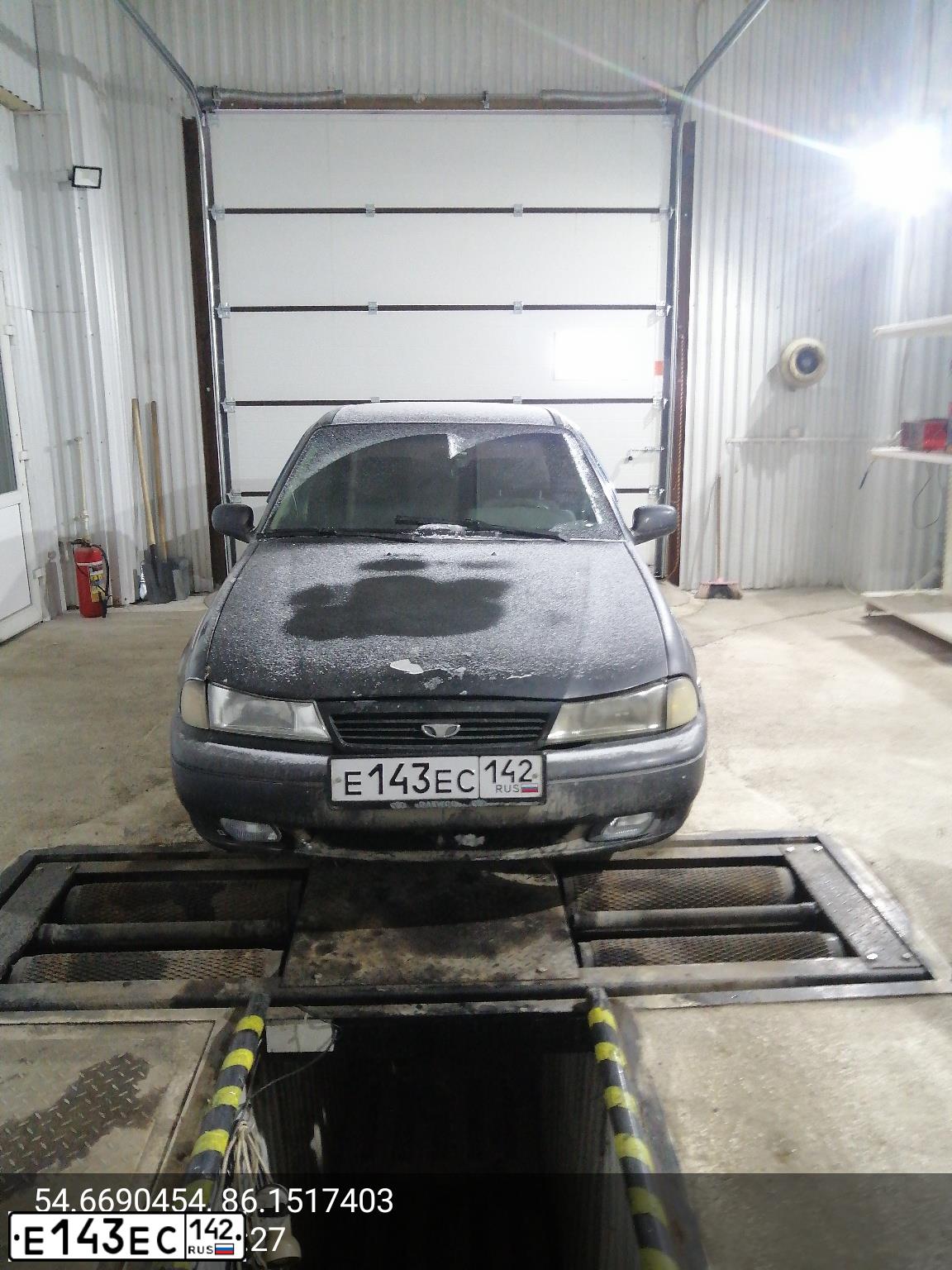 Фото автомобиля DAEWOO NEXIA, 2003 — госномер Е143ЕС142. Цвет: ЛУННАЯ НОЧЬ