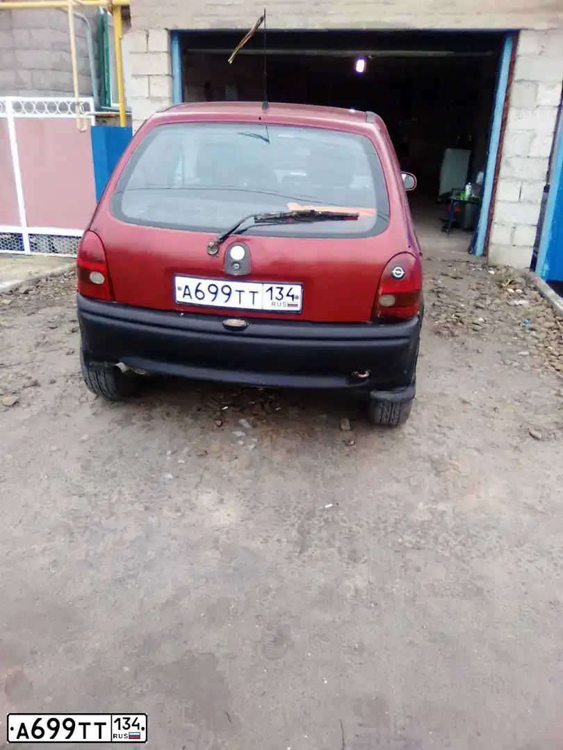 Фото автомобиля OPEL CORSA, 1993 — госномер Х716ТТ97. Цвет: Красный