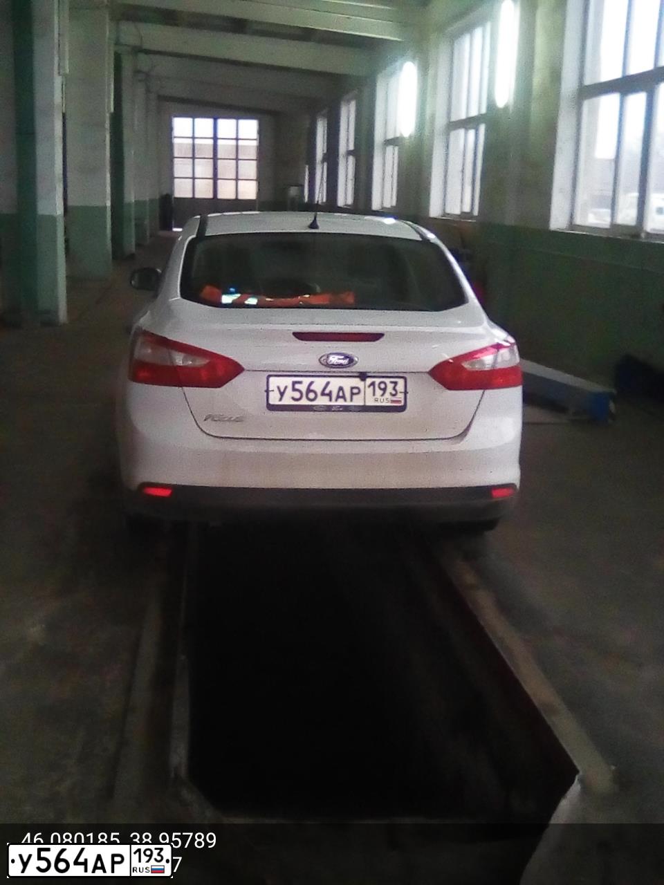 Фото автомобиля FORD FOCUS, 2013 — госномер У564АР193. Цвет: Белый