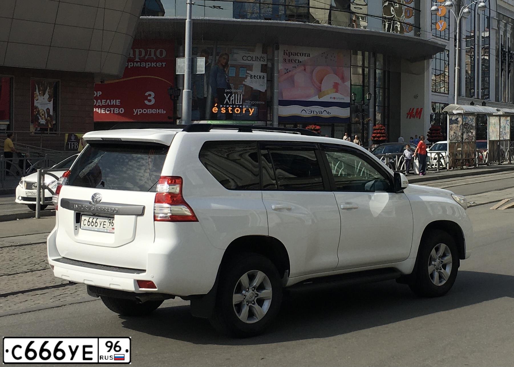 Фото автомобиля TOYOTA LANDCRUISER, 2016 — госномер Т400УЕ196. Цвет: Белый