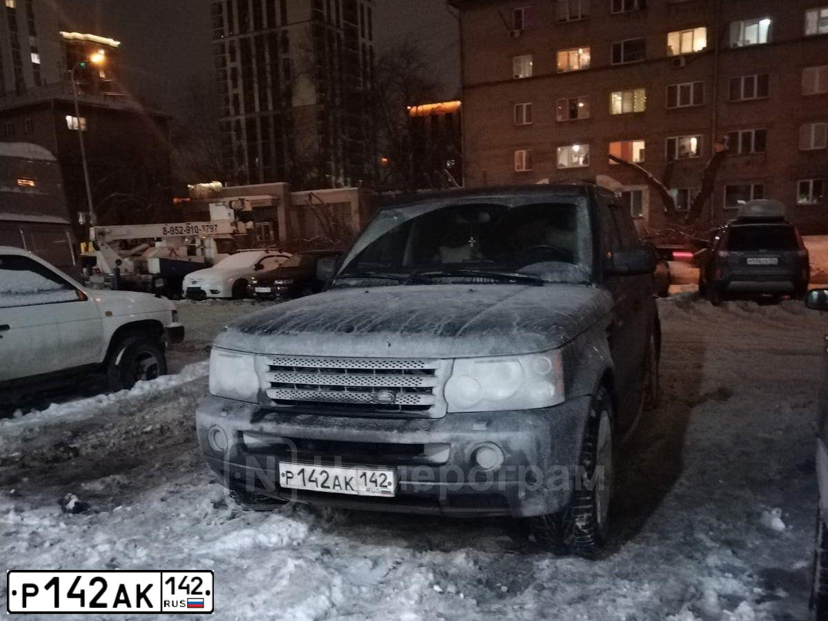 Фото автомобиля LAND ROVER RANGE ROVER, 2007 — госномер Р727ОХ154. Цвет: ЧЕРНЫЙ