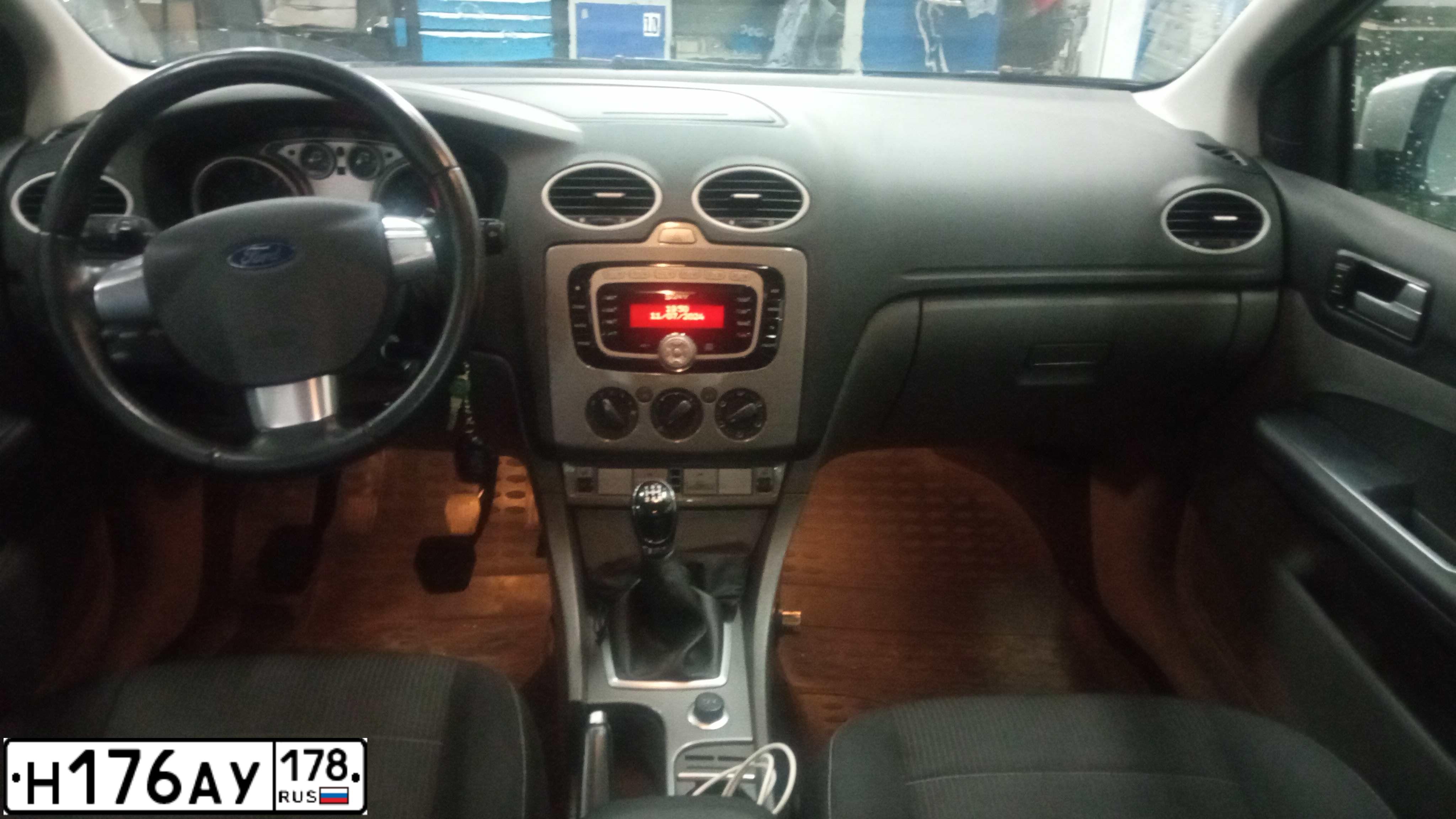 Фото автомобиля FORD FOCUS, 2011 — госномер Н176АУ178. Цвет: Серебристый