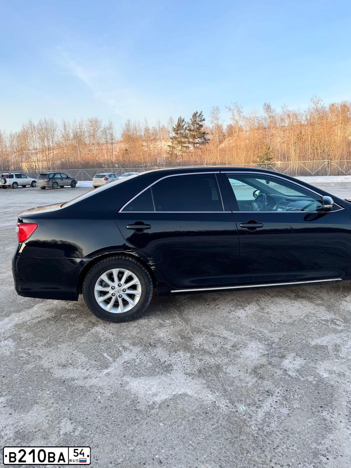 Фото автомобиля TOYOTA CAMRY, 2013 — госномер Р832ТС154. Цвет: ЧЕРНЫЙ МЕТАЛЛИК