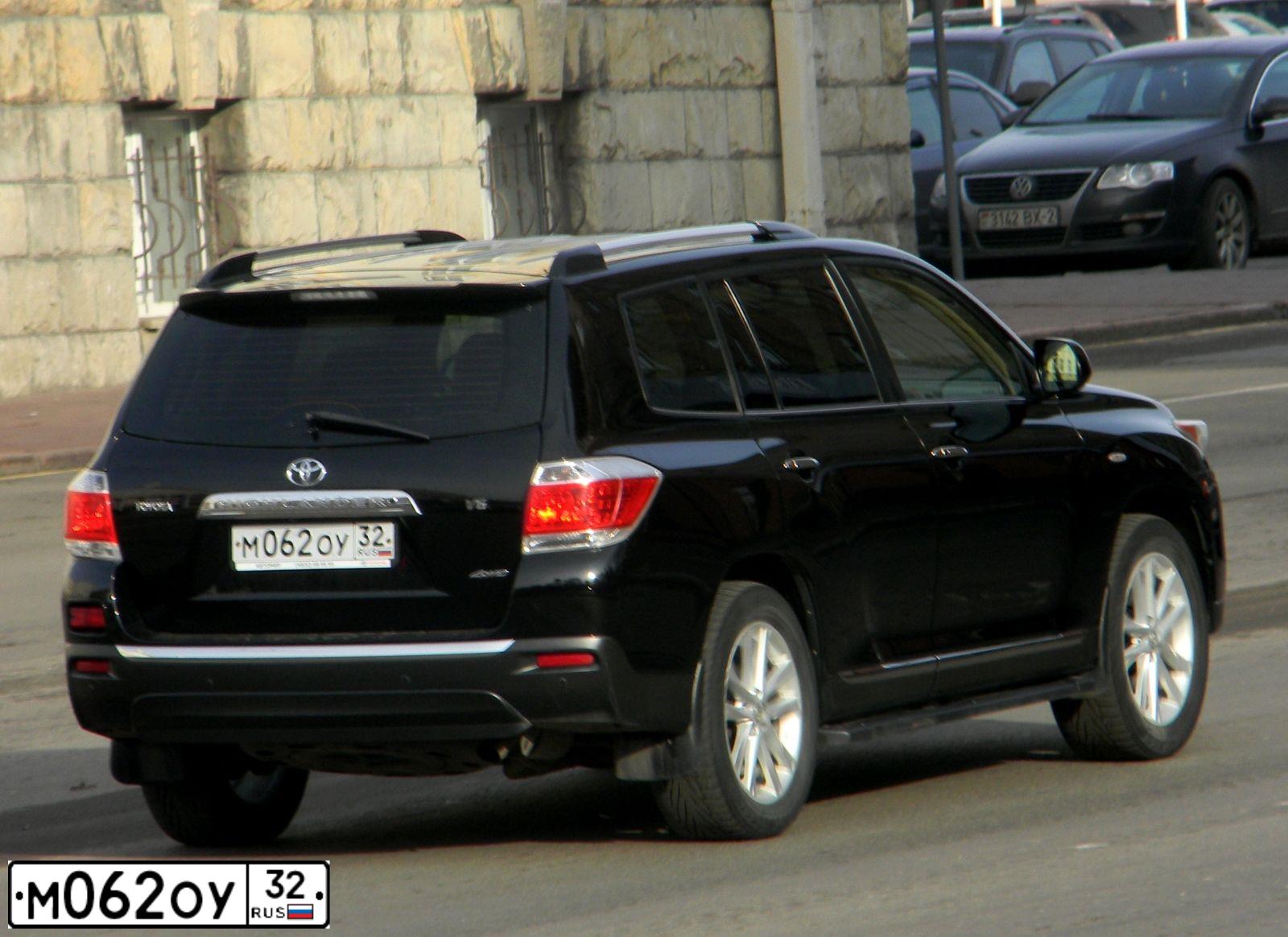 Фото автомобиля TOYOTA HIGHLANDER, 2013 — госномер М062ОУ32. Цвет: ЧЕРНЫЙ