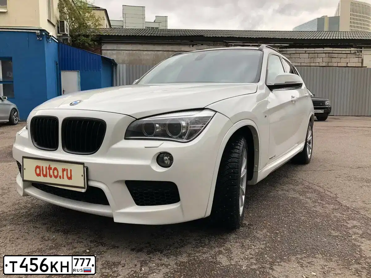 Фото автомобиля BMW X1, 2014 — госномер С967ЕЕ72. Цвет: БЕЛЫЙ