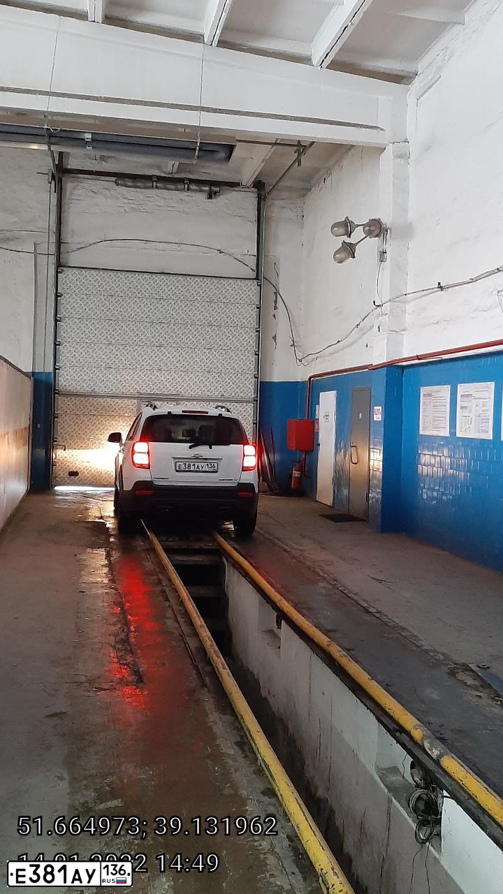 Фото автомобиля CHEVROLET CAPTIVA, 2014 — госномер Е381АУ136. Цвет: Белый