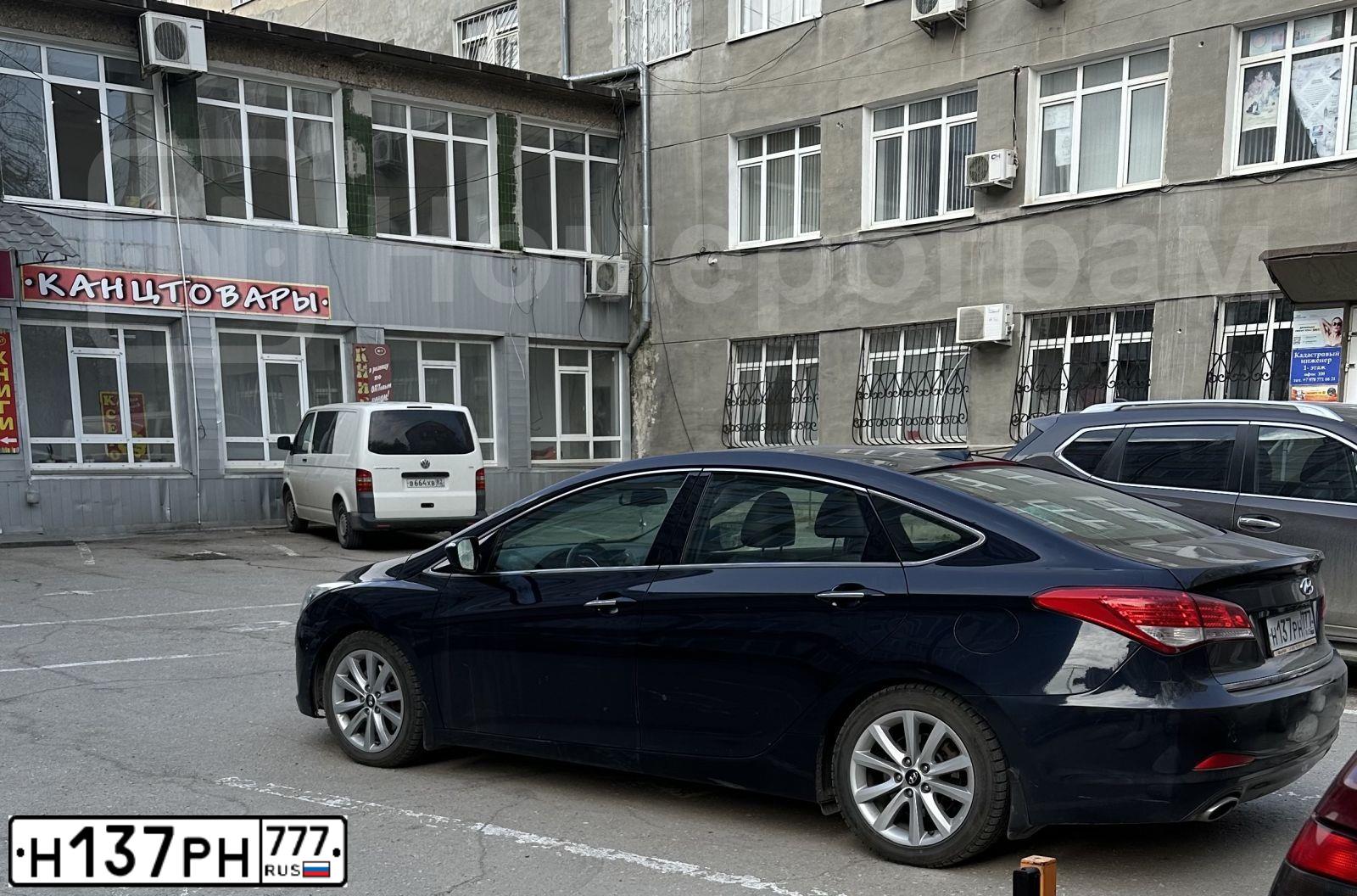 Фото автомобиля HYUNDAI I40, 2012 — госномер Н137РН777. Цвет: СИНИЙ