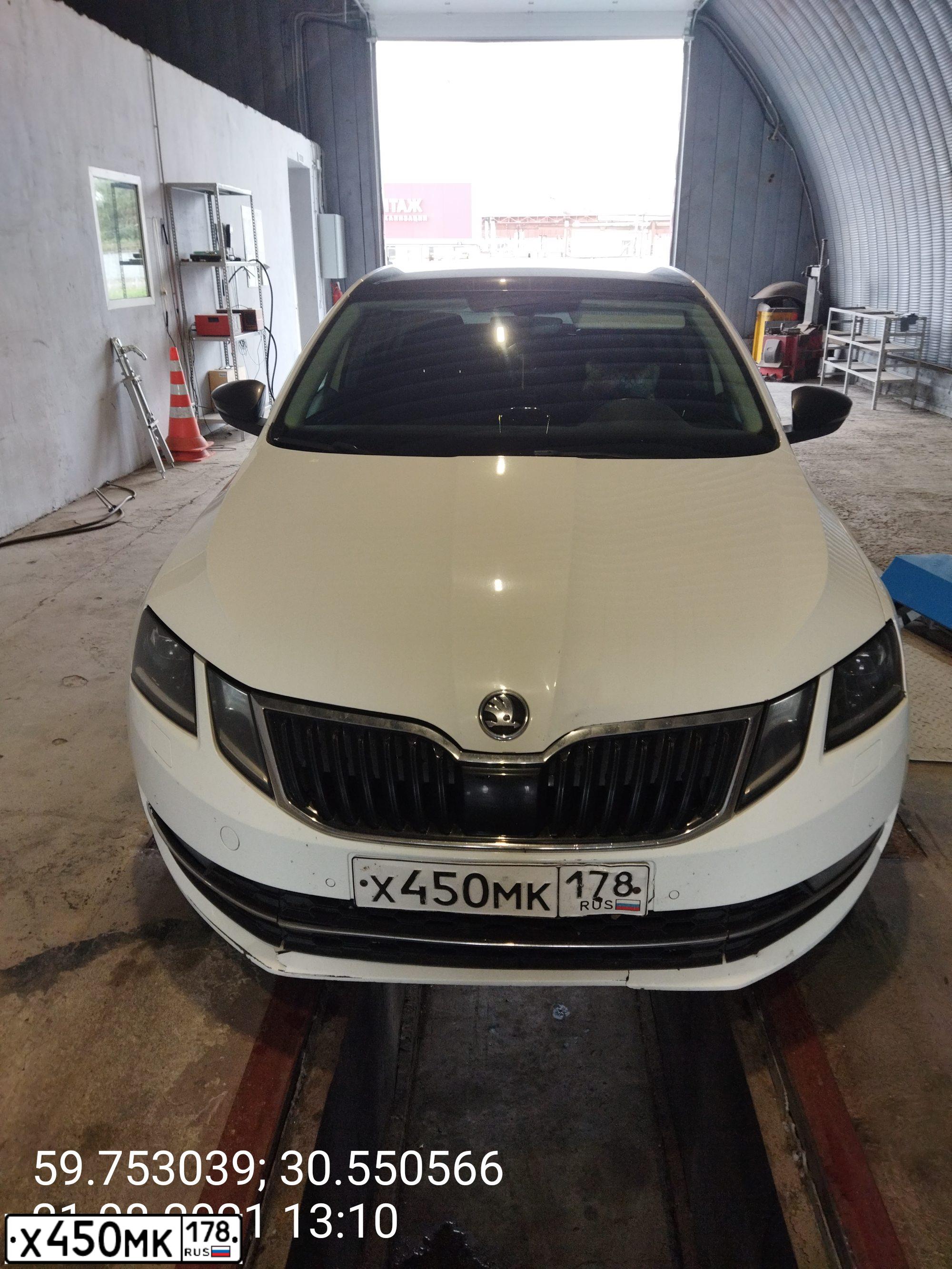 Фото автомобиля SKODA OCTAVIA, 2017 — госномер Х450МК178. Цвет: БЕЛЫЙ