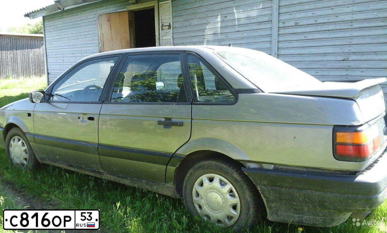 Фото автомобиля VOLKSWAGEN PASSAT, 1991 — госномер Е831МО53. Цвет: СЕРЫЙ